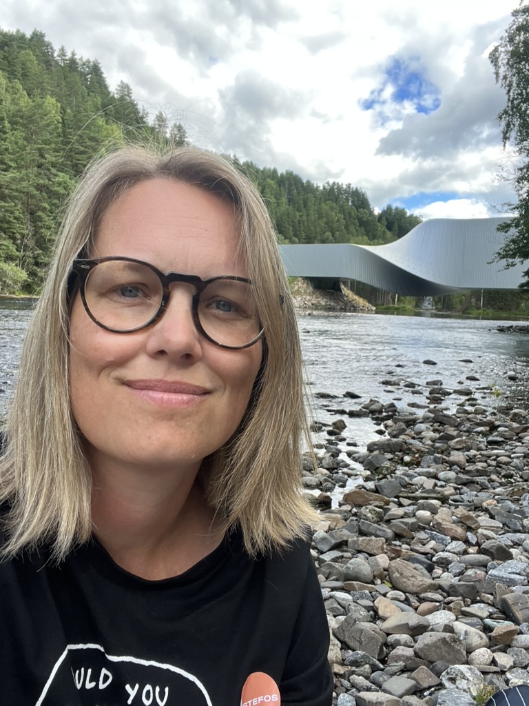 Portræt af Cecilie Engelhardt ved en elv.